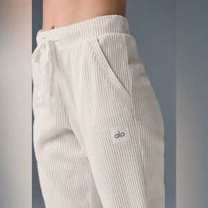ALO Muse Ribbed 30” Sweatpants Jogger Medium Ivory Tan Cream 💎EUC Retail $118